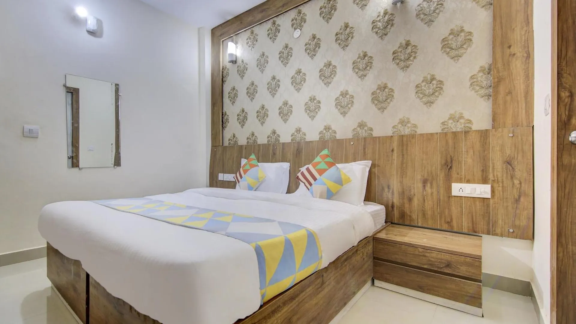 Hotel Collection O City Near Prem Mandir Delhi